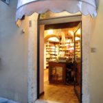 Erboristeria Città Antica – l’entrata del negozio ravvicinata